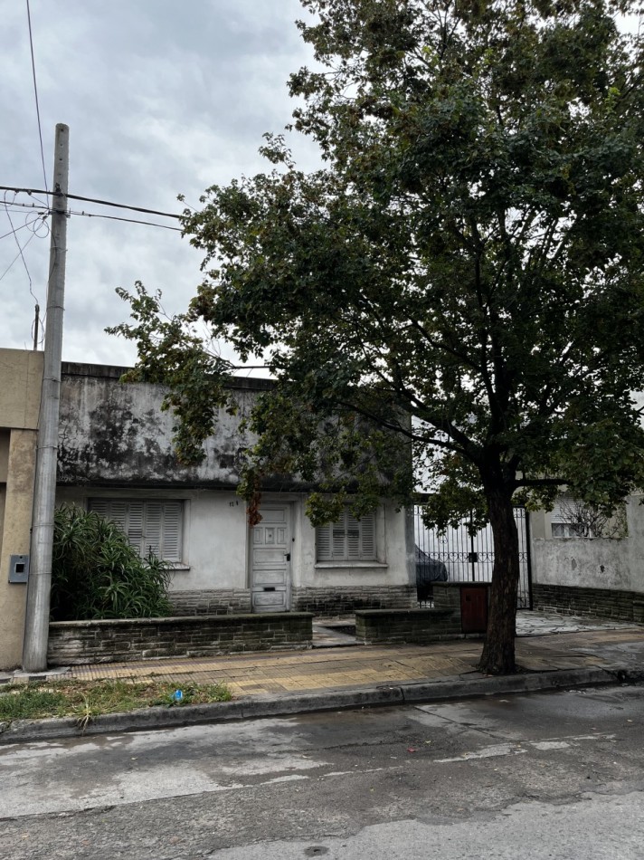 Lote con casa a demoler. IDEAL CONSTRUCTOR.