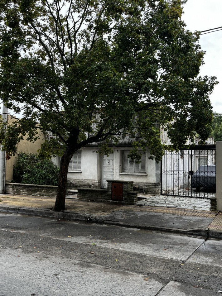 Lote con casa a demoler. IDEAL CONSTRUCTOR.